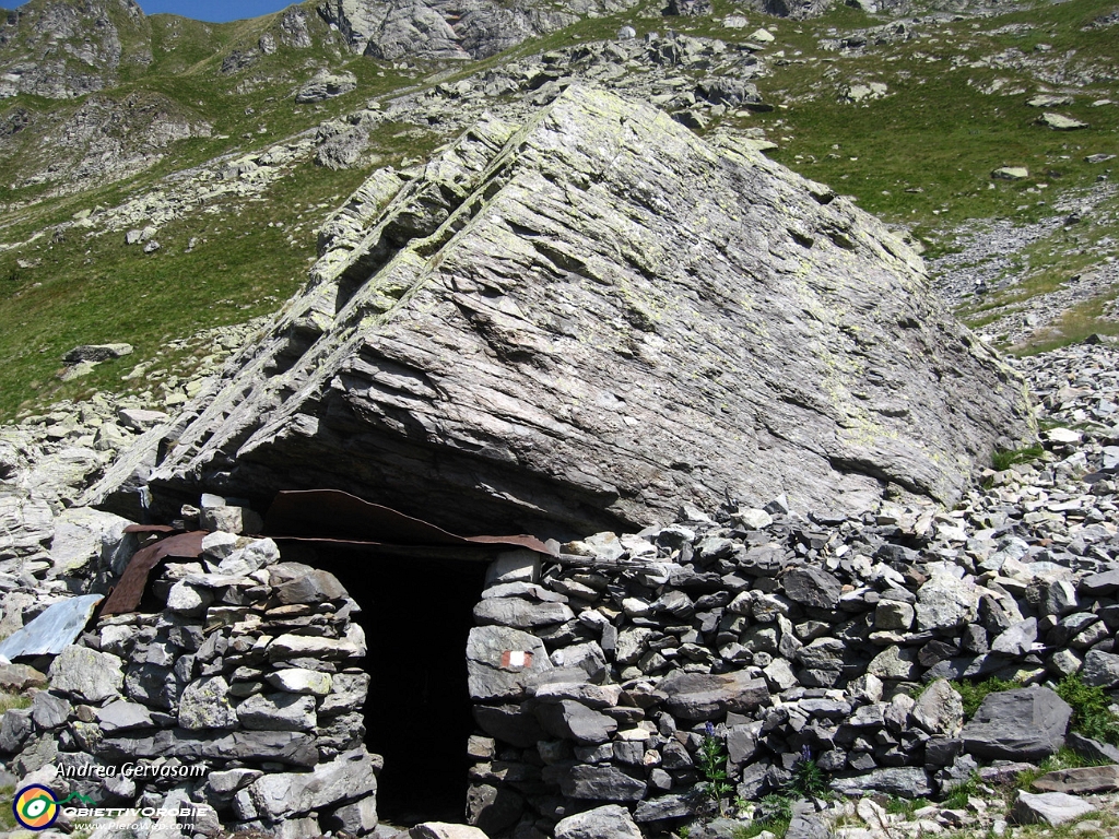 07 Rifugio sotto il masso.jpg